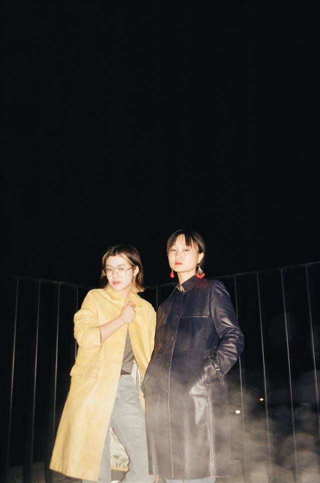 밴드 '새소년' 멤버 황소윤(왼쪽)과 만난 이슬아 작가. 이 작가는 최근 시즌에서 다양한 인물들과의 인터뷰 글을 메일링 서비스했다. ⓒ황예지