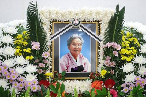 지난해 3월 전북 전주시 전주병원 장례식장 특실에 차려진 일본군 위안부 피해자 고 곽예남 할머니(당시 94세) 빈소. 뉴스1