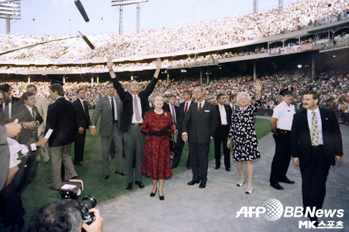 1991년 이날 메이저리그 경기장을 방문한 엘리자베스 영국 여왕의 모습. 사진=ⓒAFPBBNews = News1