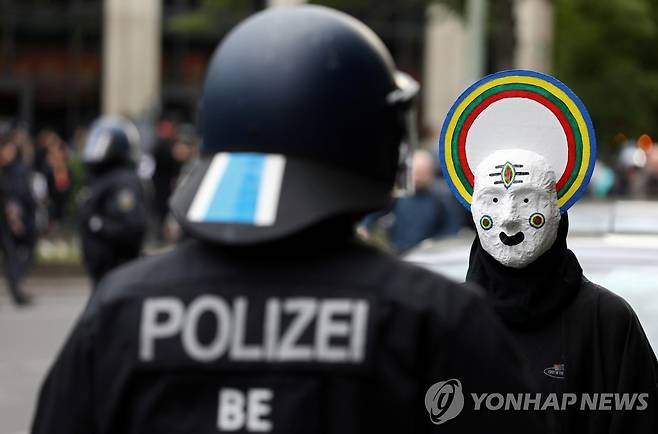 지난 1일 노동절에 베를린에서 특이 모양의 마스크를 한 채 시위 중인 시민 [로이터=연합뉴스]