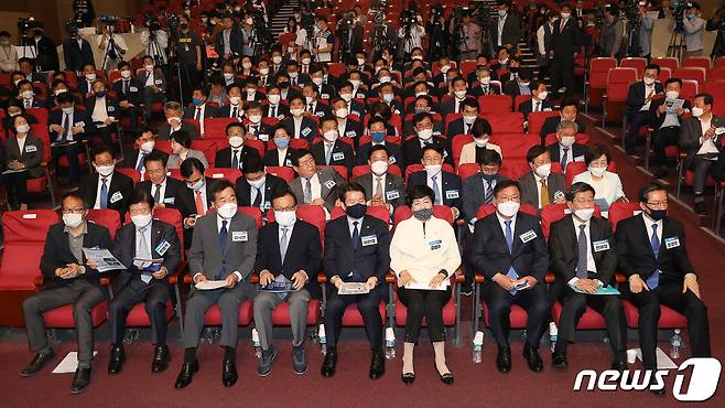 7일 오후 서울 여의도 국회 의원회관에서 열린 원내대표 선출을 위한 당선인 총회에서 참석자들이 자리하고 있다. 이번에 선출된 원내대표는 21대 국회 더불어민주당 첫 원내사령탑을 맡게된다. 왼쪽 세번재 부터 이낙연 코로나19국난극복위원장, 이해찬 대표, 이인영 원내대표, 김영주 선관위원장, 김태년, 전해철, 정성호 원내대표 후보. 2020.5.7/뉴스1 © News1 박세연 기자