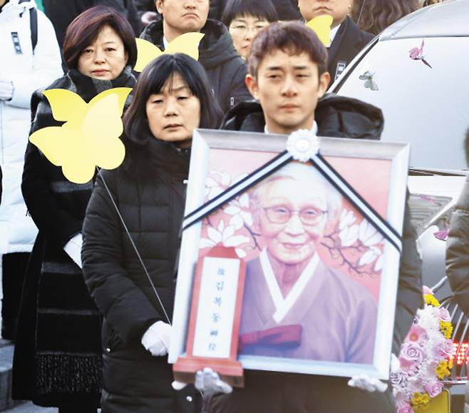 작년 2월 1일 서울 중구 서울광장에서 열린 고(故) 김복동 할머니의 노제에 참석한 윤미향 더불어민주당 당선자(앞줄 왼쪽)가 나비 모형을 들고 있다. /박상훈 기자