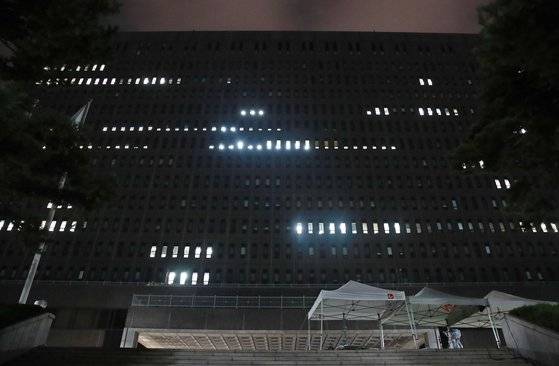 사무실에 불을 켠 서울중앙지검. 연합뉴스