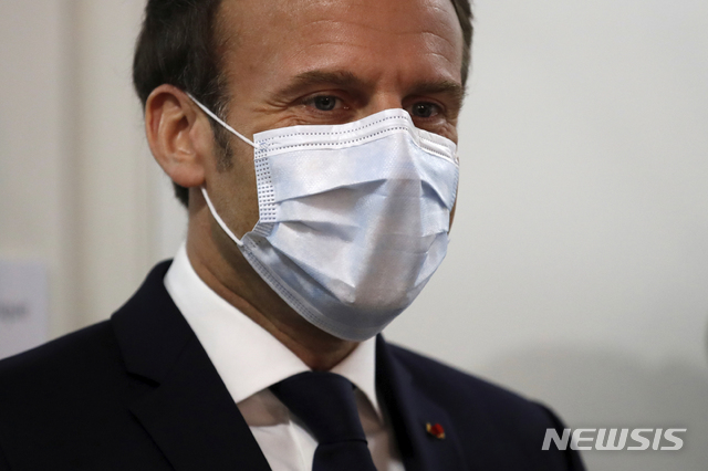 [팡탱=AP/뉴시스] 7일(현지시간) 프랑스 일드프랑스 지역 팡탱에 위치한 한 병원을 찾은 에마뉘엘 마크롱 프랑스 대통령이 마스크를 낀 채 대화를 하고 있다. 2020.4.9.