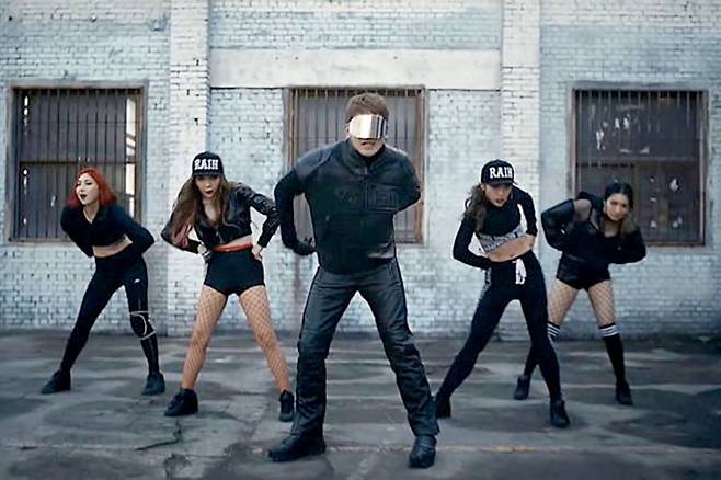 ⓒ레인컴퍼니가수 비의 ‘깡’ 뮤직비디오는 유튜브에서 1000만 조회수를 기록했다.