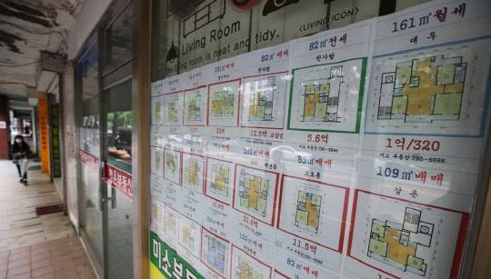정부가 지난 14일 용산 정비창 부지 일대를 토지거래허가구역으로 전격 지정했지만 규제를 피한 일부 지역으로 풍선효과가 감지되고 있다. 용산구 이촌동 일대 부동산공인중개업소에 급매물 시세가 걸려 있다.<연합뉴스>