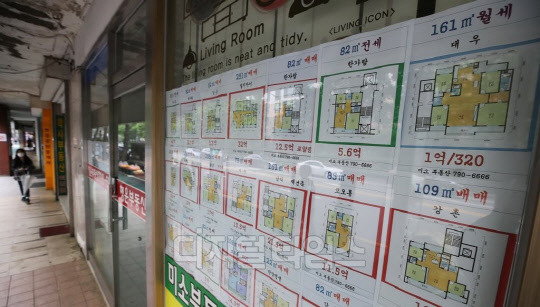 정부가 지난 14일 용산 정비창 부지 일대를 토지거래허가구역으로 전격 지정했지만 규제를 피한 일부 지역으로 풍선효과가 감지되고 있다. 용산구 이촌동 일대 부동산공인중개업소에 급매물 시세가 걸려 있다.



연합뉴스