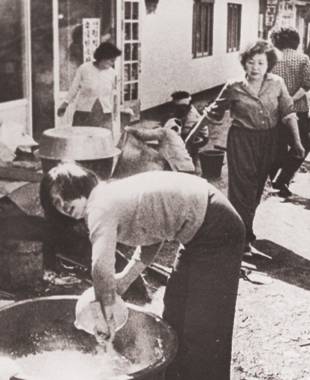 광주시내 각 동마다 부녀자들이 쏟아져나와 주먹밥을 만들거나 음식을 만들어 시민군들에게 제공했다. ⓒ5·18 기념재단