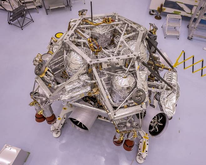 미국 플로리다 케네디우주센터에서 착륙 구동계 등이 장착되고 있는 화성 탐사 로버 ′퍼시비어런스′. NASA 제공.