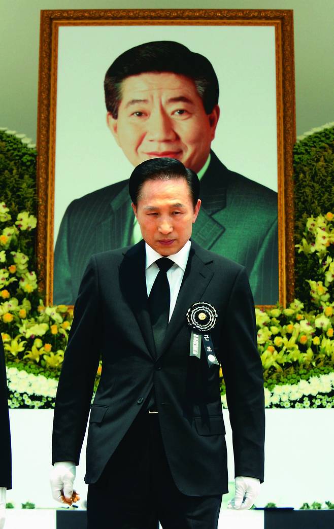 별세한 김종수 기자가 남긴 이 사진은 2009년의 잔인한 5월을 잊지 못하게 만들었다. 아직도 이 사진을 볼 때면 마음이 일렁인다.