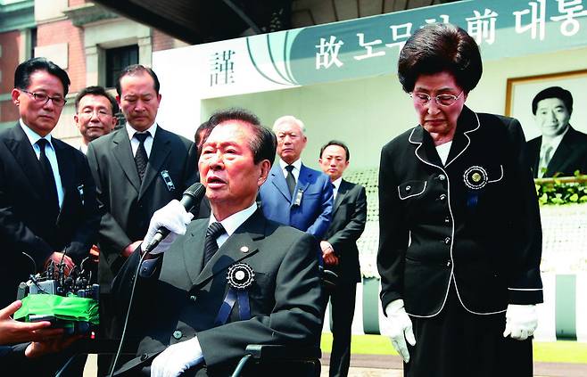 서울역광장에 마련된 분향소에서 2009년 5월에 김대중은 말했다. “노무현의 유지를 받들어 민주주의를 회복하겠다”고. ‘유지’라니. 먼저 떠난 후배의 ‘유지’를 입에 올리는 손윗사람의 심정이 어땠을까. 그해가 다 가기 전 김대중 역시 세상을 떠났다. 촬영은 이종찬 기자.