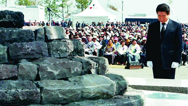 2006년 제주. 4·3사건 희생자 위령제에 참석해 분향하고 묵념하는 노무현. 현직 대통령으로 처음이었다. 촬영은 장철규 기자.