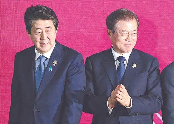 지난해 11월 태국 방콕에서 열린 역내포괄적경제동반자협정(RCEP) 정상회의에서 만난 문재인 대통령과 아베 신조 일본 총리. [연합뉴스]