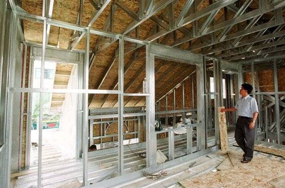 광주시 광산구 월계동에 세워지고 있는 견본용 스틸하우스. 중앙포토