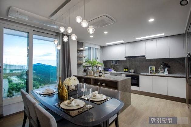 '울산 지웰시티 자이'의 전용 107㎡형 주방. 식사공간에서도 조망이 가능하도록 배치했다.