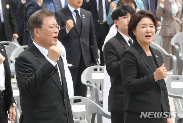 [광주=뉴시스]박영태 기자 = 문재인 대통령과 김정숙 여사가 18일 오전 광주광역시 동구 옛 전남도청 앞에서 열린 제40주년 5·18 민주화운동 기념식에 참석해 임을 위한 행진곡을 부르고 있다. 2020.05.18. since1999@newsis.com