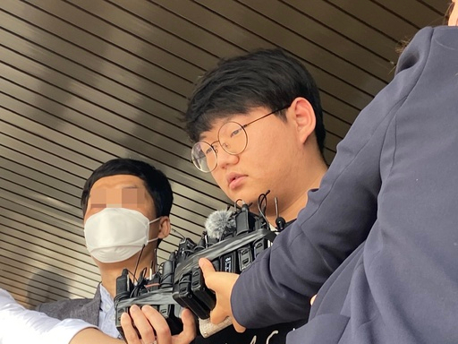 18일 오후 2시쯤 문형욱(25)이 안동경찰서에서 검찰로 송치되기 전 포토라인에 섰다.