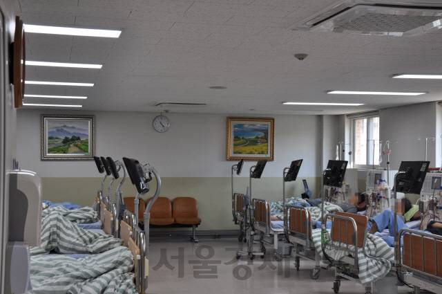 서울 구로구 서울남부교도소 내 설치된 혈액투석실에서 수용자들이 혈액 투석을 받고 있다. /사진제공=법무부