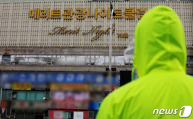 경기 부천시는 이태원 클럽을 다녀온 후 확진을 받은 베트남 국적 A씨(32·남)가 경기 부천 메리트나이트 클럽을 지난 9일 방문했다고 밝혔다. 18일 오후 경기 부천 메리트나이트 클럽의 모습. 2020.5.18/뉴스1 © News1 정진욱 기자