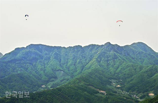 문경의 진산인 주흘산 상공으로 패러글라이딩이 날고 있다. 지난달 모노레일을 개장하기 전까지 단산은 패러글라이딩 활공장으로 유명한 곳이었다.