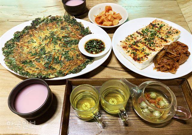 동화원휴게소의 제철 산나물전과 두부김치. 꽃차는 서비스다.