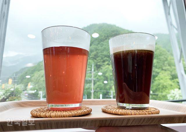 오미자테마공원 카페에서 판매하는 오미자차(왼쪽)와 ‘오메리카노’.