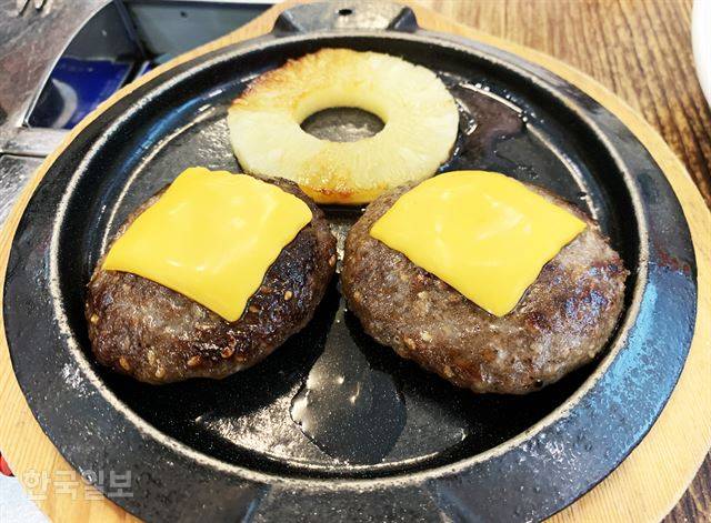 문경약돌한우타운의 떡갈비. 약돌한우는 거정석 분발을 첨가한 사료로 키운 문경 특산 한우다.