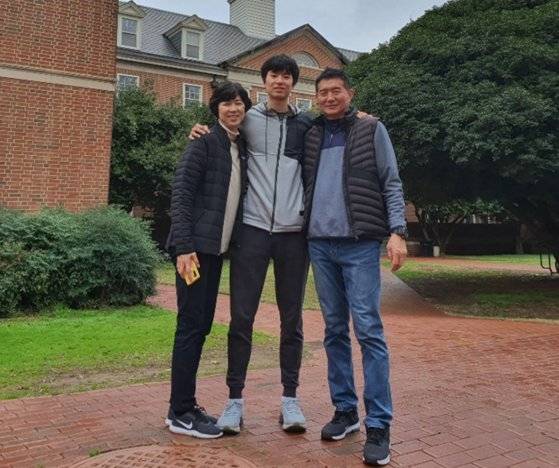 이현중은 어머니 성정아와 이윤환(오른쪽) 삼일상고 농구부 감독의 농구 DNA를 이어받았다. [사진 성정아]