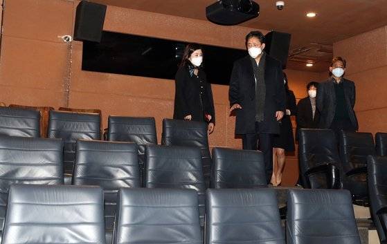 지난 2월 박양우 문화체육관광부 장관이 서울 동작구 예술영화관 아트나인을 찾아 코로나19 대응 상황을 점검하고 있다. [뉴스1]