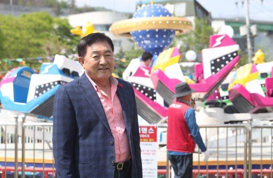 최근 재개장한 두리랜드를 운영하는 배우 임채무가 경기도 양주시 장흥면 두리랜드에서 연합뉴스와 인터뷰에 앞서 놀이 시설을 소개하고 있다. 연합