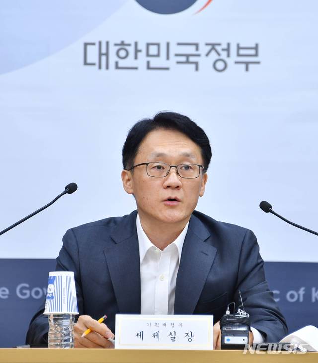 [서울=뉴시스] 임재현 기획재정부 세제실장이 19일 세종시 정부세종청사에서 열린 '주류 규제 개선 방안' 브리핑 에서 주요 내용을 발표하고 있다. (사진=기획재정부 제공) 2020.05.19. photo@newsis.com