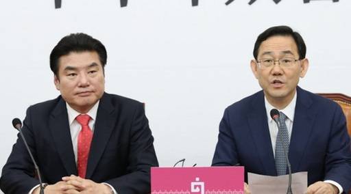 미래통합당 주호영 원내대표(오른쪽)와 미래한국당 원유철 대표. 뉴시스
