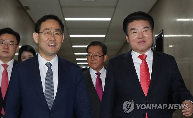합당 관련 기자회견 참석하는 원유철과 주호영 (서울=연합뉴스) 하사헌 기자 = 미래한국당 원유철 대표(오른쪽)와 미래통합당 주호영 원내대표가 지난 14일 오후 서울 여의도 국회에서 열린 합당 관련 기자회견에 참석하고 있다. 2020.5.14 toadboy@yna.co.kr