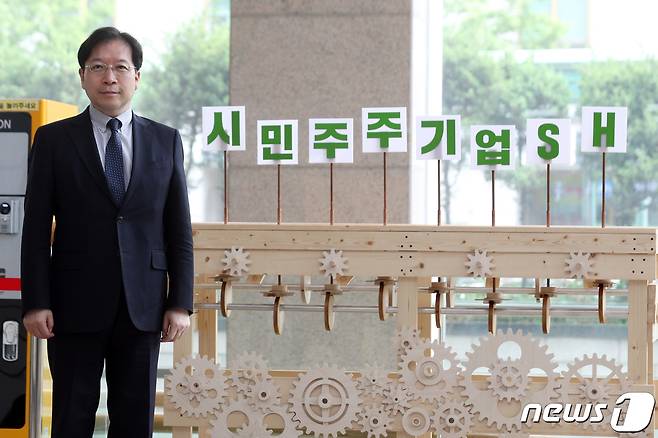 김세용 서울주택도시공사(SH공사) 사장이 14일 서울 강남구 SH공사 본사에서 뉴스1과 인터뷰 전 포즈를 취하고 있다. 2020.5.14/뉴스1 © News1 황기선 기자