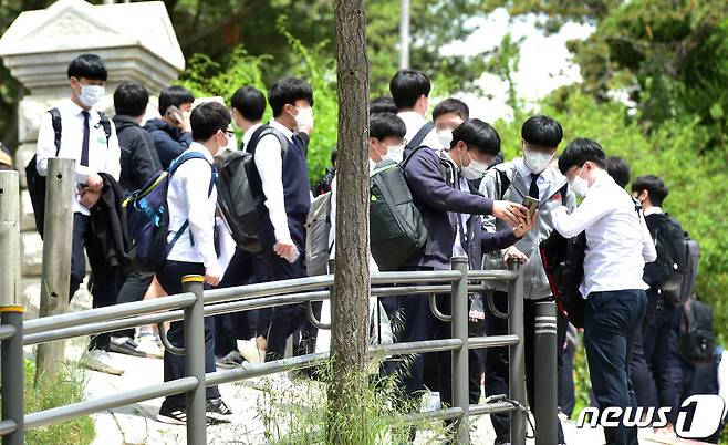 20일 오전 인천시 연수구 송도고등학교에서 고3 학생들이 등교 두시간 만에 귀가하고 있다. 인천시교육청은 고등학교 3학년 등교 수업이 시작된 이날 인천에서 신종 코로나바이러스 감염증(코로나19) 고3 확진자 2명이 발생하자 미추홀구·중구·동구·남동구·연수구 내 고등학교 66곳의 고3 학생들을 등교하자마자 모두 귀가하도록 조치했다.2020.5.20/뉴스1 © News1 정진욱 기자