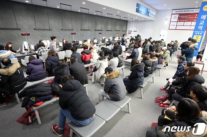 지난해 12월 경기도 수원시의 한 모델하우스를 찾은 시민들이 접수를 기다리고 있다.  2019.12.31/뉴스1 © News1 조태형 기자