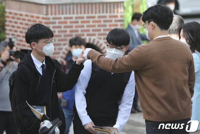 (청주=뉴스1) 고등학교 3학년 등교 개학이 시작된 20일 오전 충북 청주시 상당구 금천고등학교에서 학생들이 교사들의 환영인사를 받으며 등교하고 있다. 2020.5.29/뉴스1