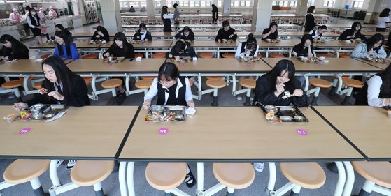 고등학교 3학년 등교가 시작된 20일 오후 충북 청주시 서원구 중앙여자고등학교에서 학생들이 한 방향을 바라보고 급식을 먹고 있다. 뉴스1