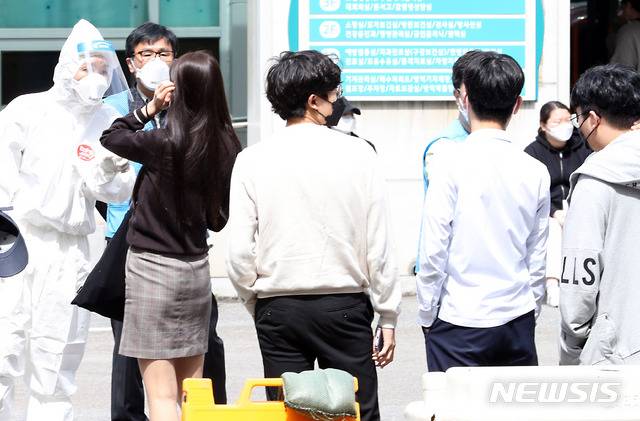[인천=뉴시스] 이종철 기자 = 인천에서 신종 코로나바이러스 감염증(코로나19)에 감염된 고3 학생이 추가 확인되면서 20일 오전 인천시 미추홀구보건소 선별진료소를 찾은 학생들이 검사를 받기위해 줄을 서고 있다. 2020.05.20. jc4321@newsis.com