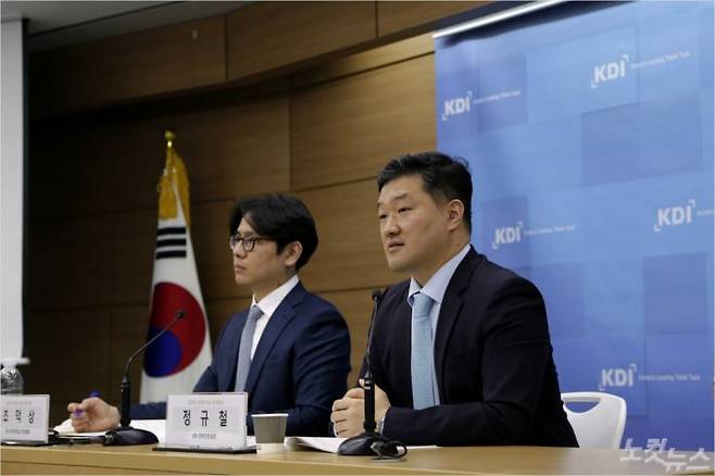 한국개발연구원(KDI) 정규철(오른쪽) 경제전망실장이 20일 정부세종청사에서 '2020 상반기 경제전망' 내용을 설명하고 있다(사진=KDI 제공)