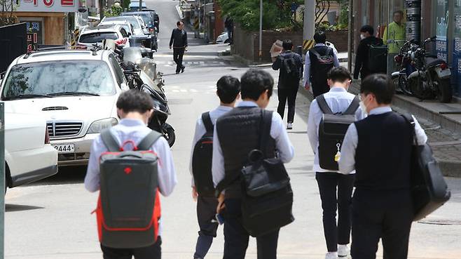 귀가 중인 인천광역시 남동구 한 고등학교의 학생들