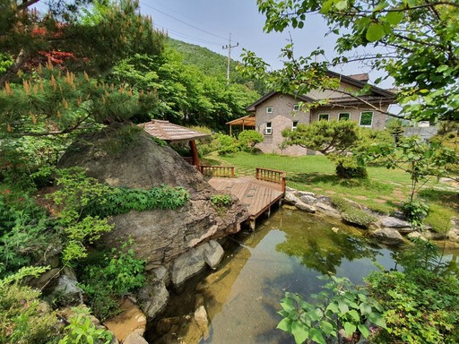 안성시 금광면 ‘평화와 치유가 만나는 집’의 연못과 정자. 