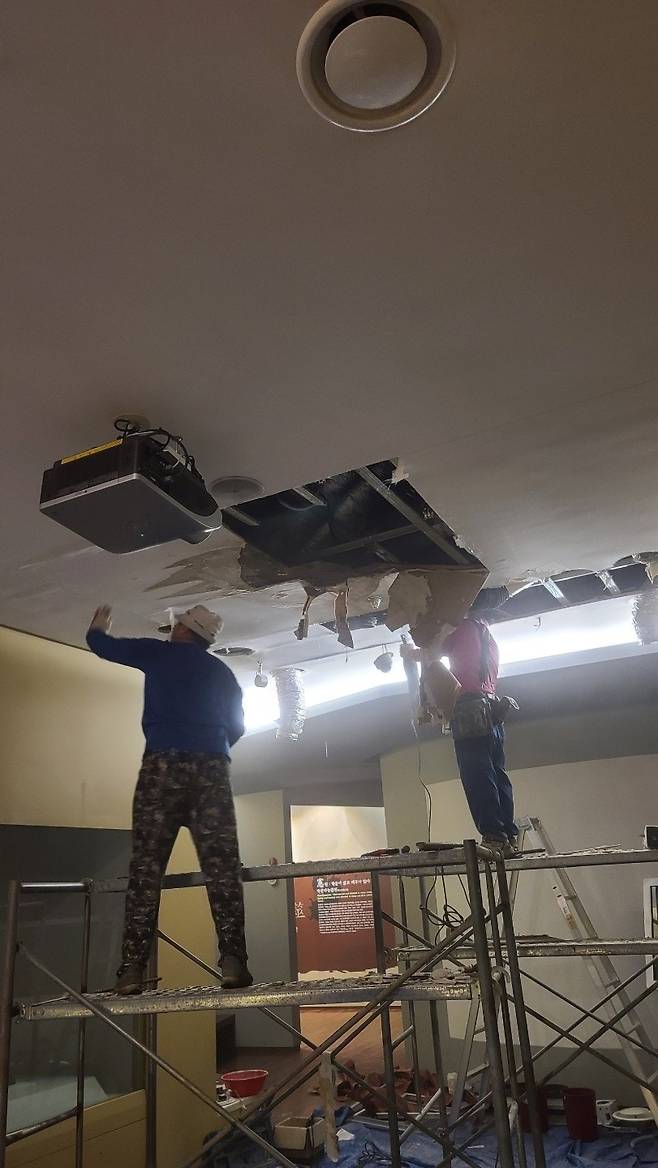 18일 고산 윤선도 유물 전시관 제2전시실에서 천장 누수를 막기 위해 보수 공사를 하는 모습. 한국문화유산정책연구소 제공