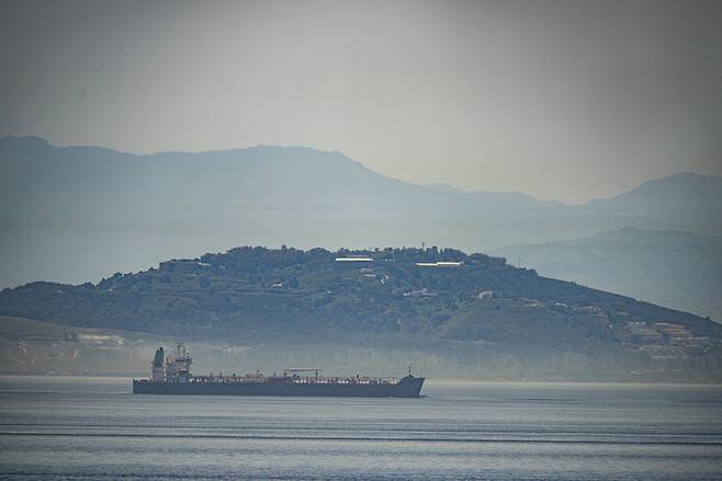 베네수엘라로 향하는 이란 유조선 클라벨이 20일 지중해의 지브롤터해협 부근 공해상을 지나가고 있다. AP 연합뉴스