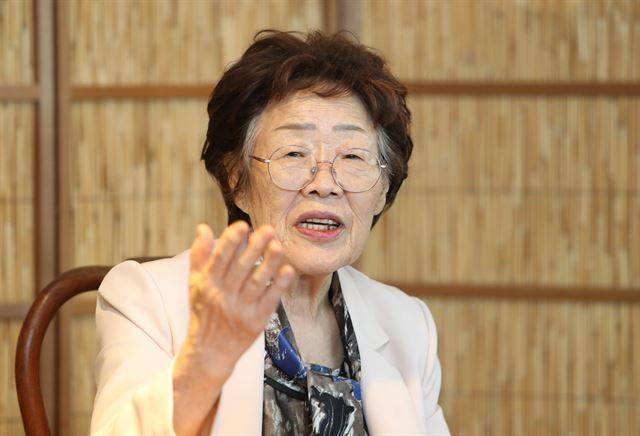 일본군 '위안부' 피해 생존자인 이용수 할머니가 7일 오후 대구 남구 한 찻집에서 열린 기자회견에서 수요집회를 없애야 한다고 주장하며 관련단체를 비난하고 있다. 연합뉴스