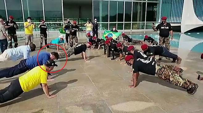 보우소나루 브라질 대통령이 마스크를 쓰지 않은 채 군복을 입은 사람들과 푸시업을 하고 있다.