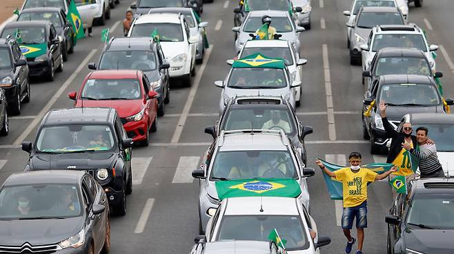 보우소나루 대통령 지지자들이 경제활동 재개를 촉구하는 차량 시위를 벌이고 있다.
