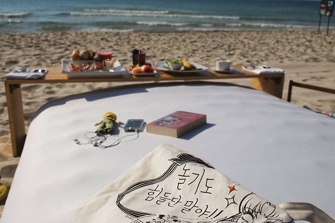 따스한 햇살 아래서 즐거운 투정 중.태국 코사무이 라이브러리 호텔 앞 해변