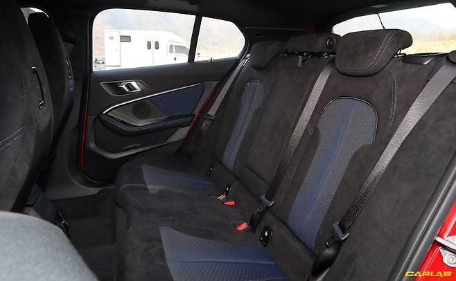 2세대 보다 넓어진 2열 시트