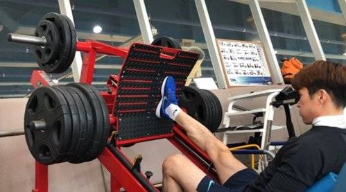 한국영은 요즘도 훈련 전후로 보강운동을 빼먹지 않는다. [사진 한국영]